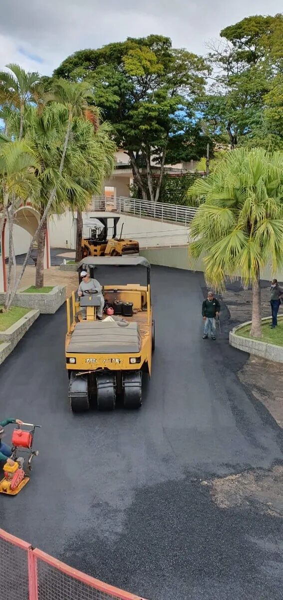 Vista aérea de compactação com dois rolos em operação simultânea