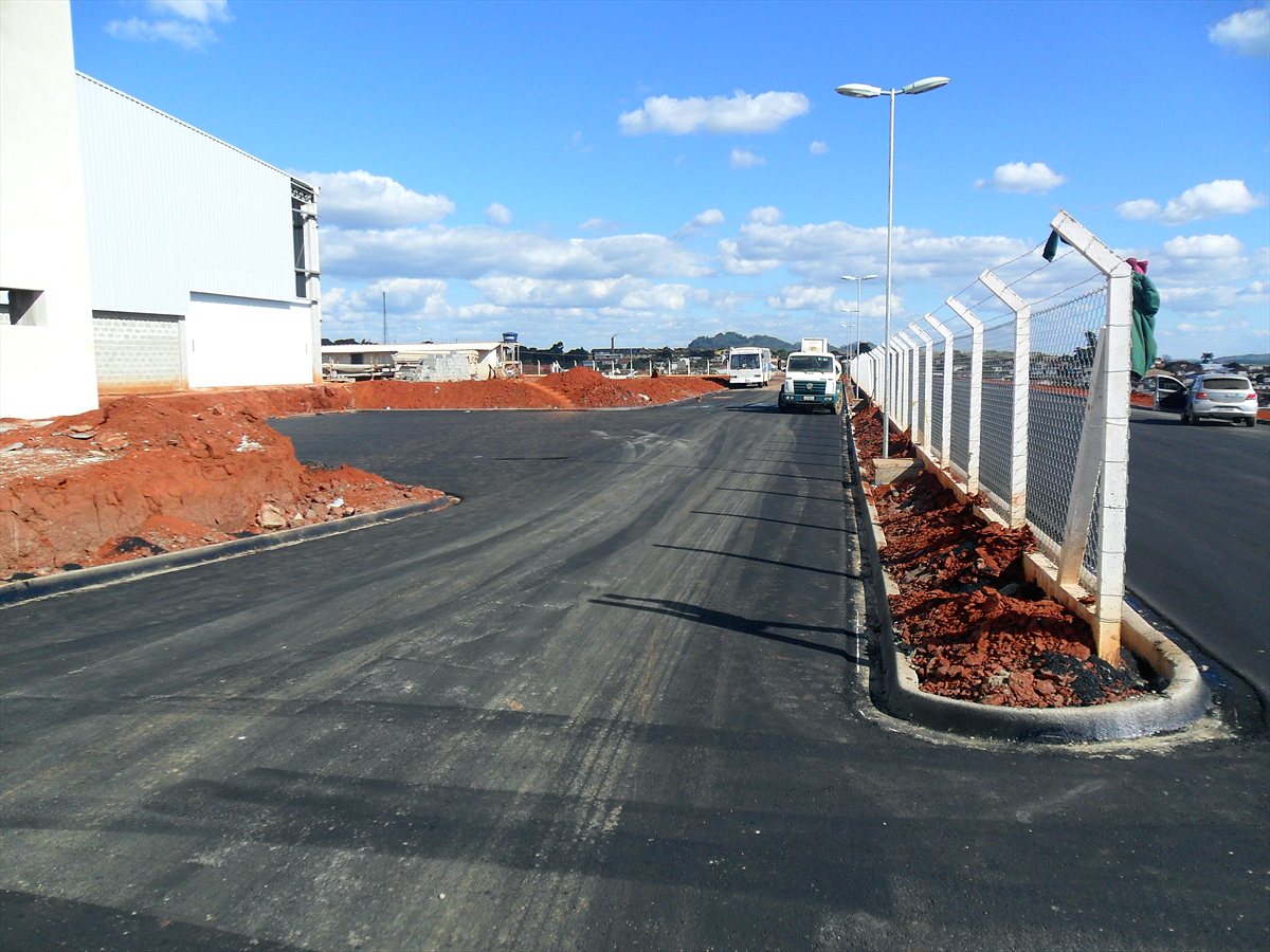 Via urbana concluída com pavimento asfáltico, guia e sarjeta executados
