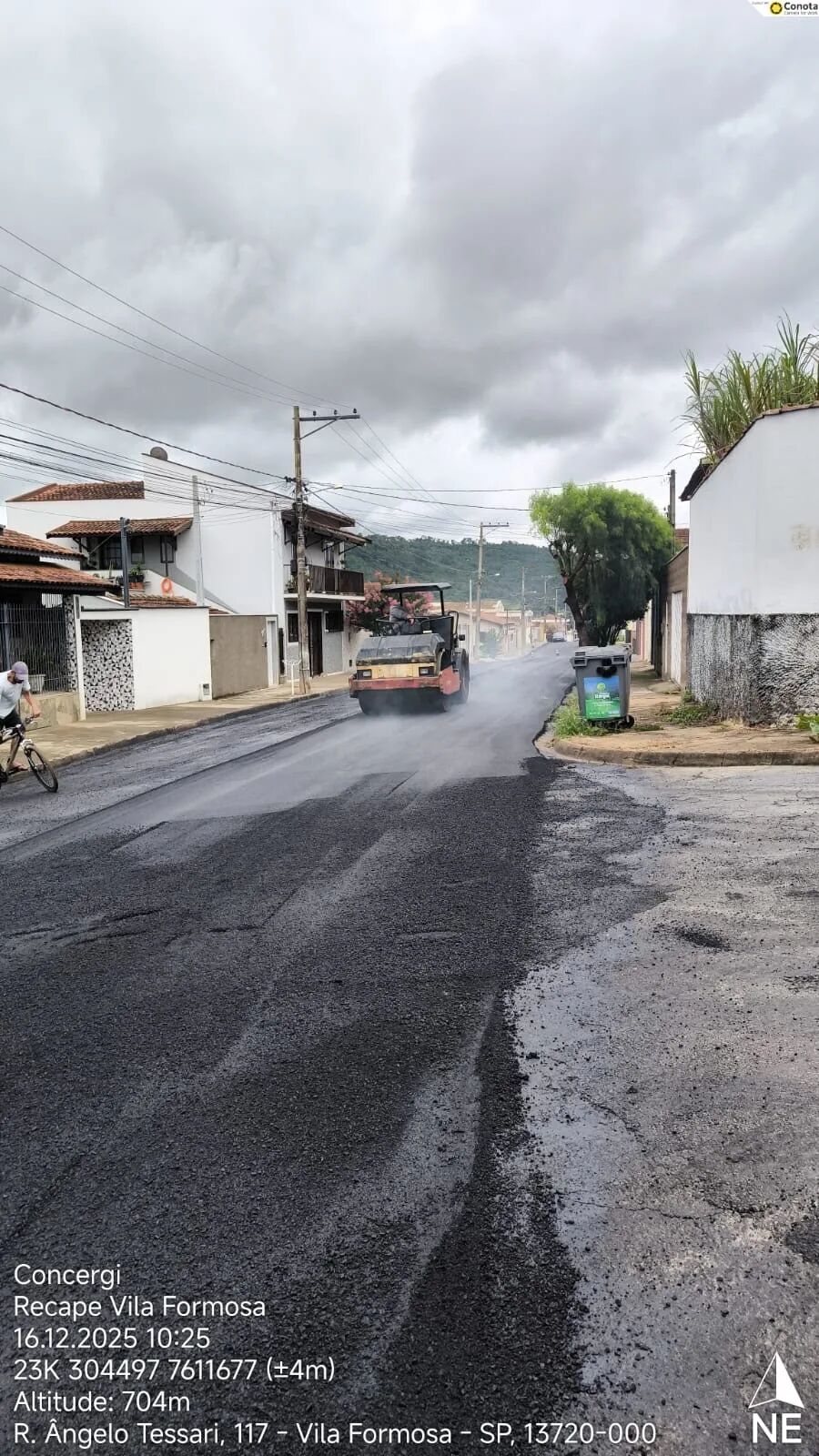 Recapeamento asfáltico — rolo compactador sobre asfalto quente com vapor