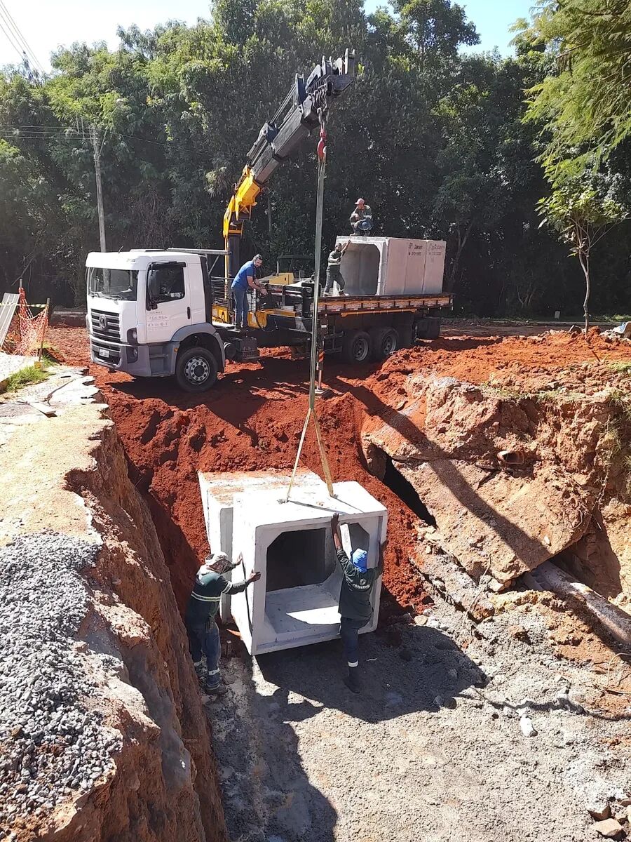 Içamento de galeria pré-moldada com guindaste em operação