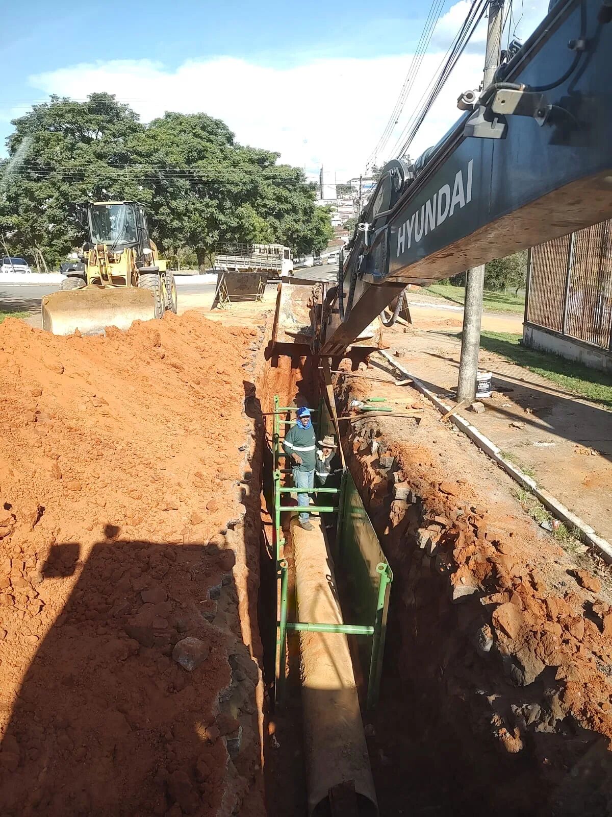 Escavação de vala profunda com escavadeira hidráulica para instalação de tubulação de grande diâmetro