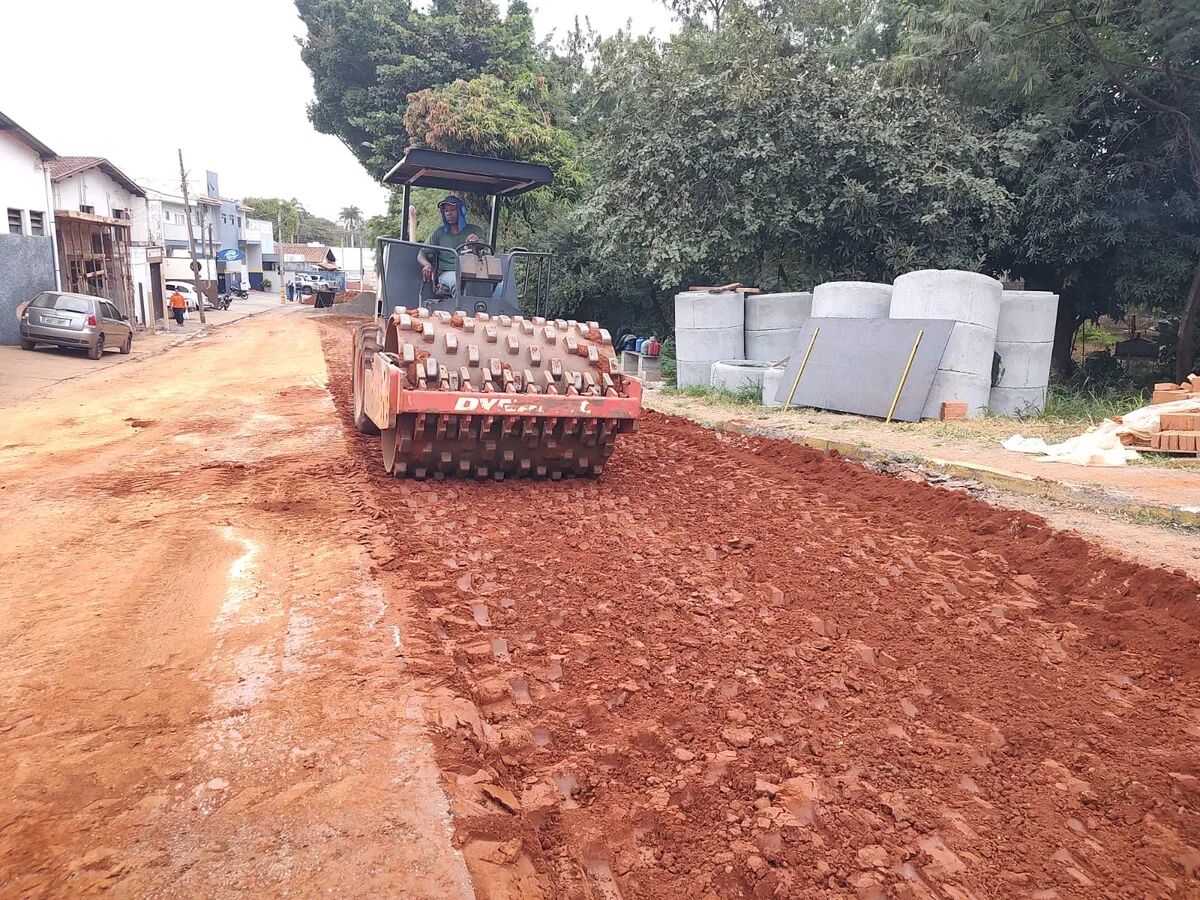 rolo pés-de-carneiro compactando sub-base urbana